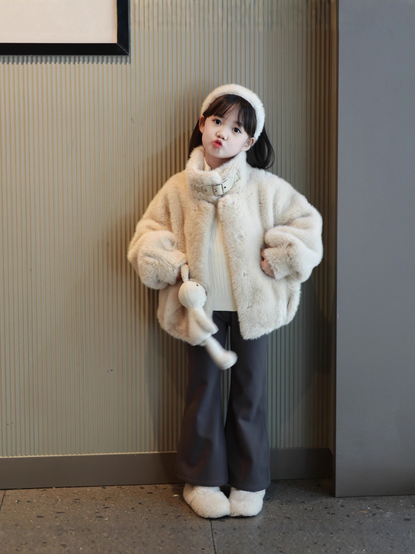 Girls' Fur One-Piece Fur Outwear 2025 New Autumn and Winter Medium and Large Children's Fur Outwear Short Velvet Top