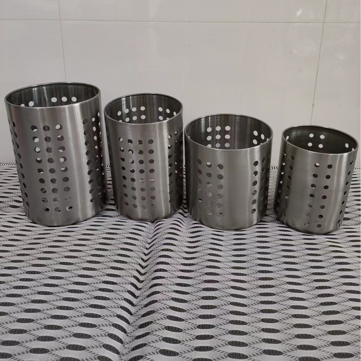 Stainless steel Chinese chopsticks tube stainless steel kitchen supplies round hole thickened stainless steel chopsticks Tube knife and fork tube