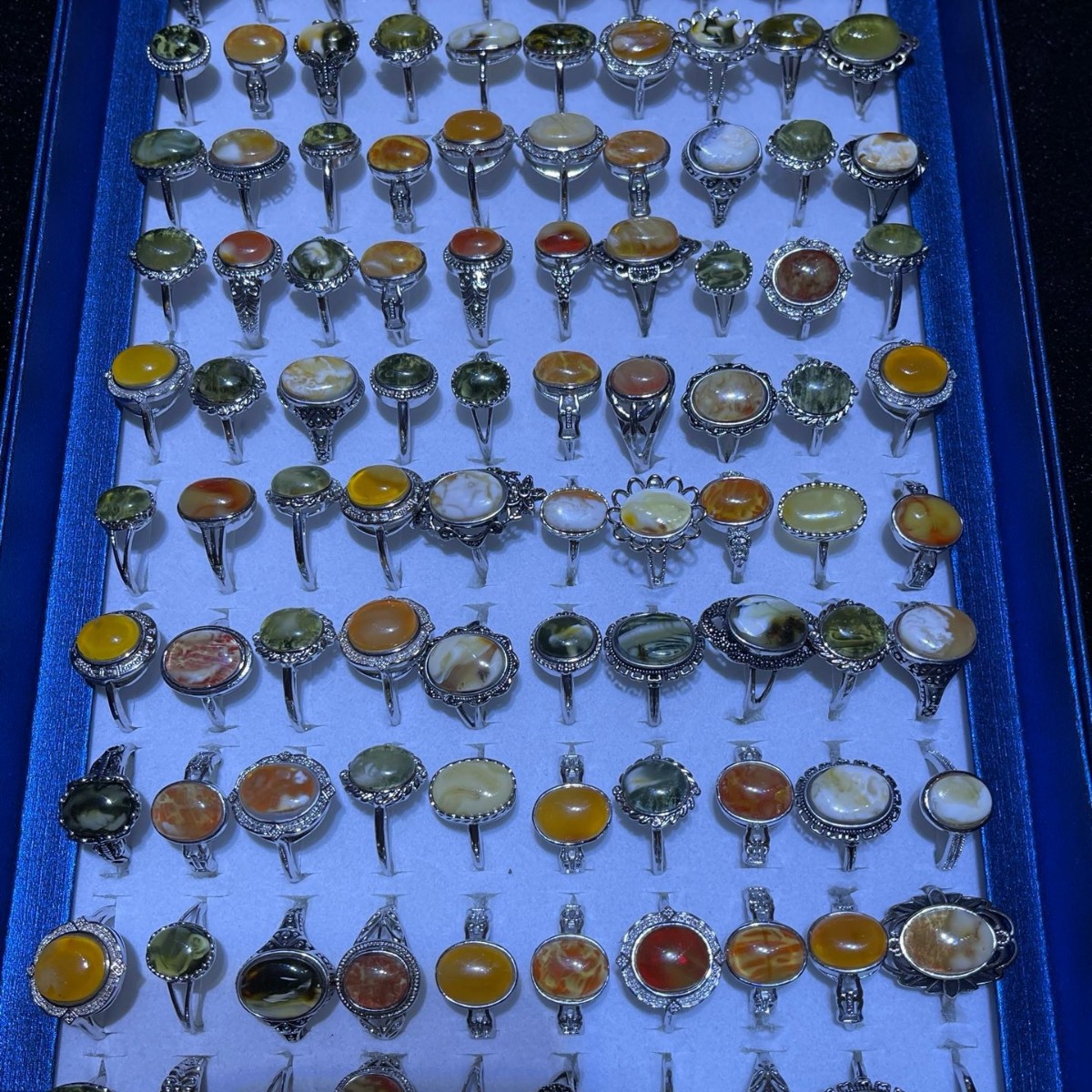 Оптовая натуральная янтарная пчелиная восковая кольцо с цветами желтого и белого цвета из фабрики Шэньчжэнь Сонгганг в упаковке