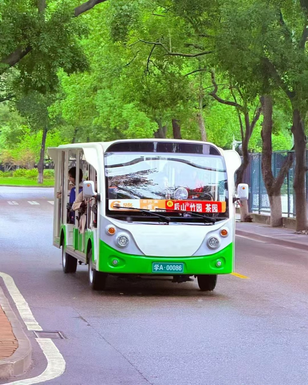Xishuangbanna Scenic Spot Sightseeing Vehicle, Customer Shuttle Bus, Electric Sightseeing Vehicle Without Doors 23 Seats