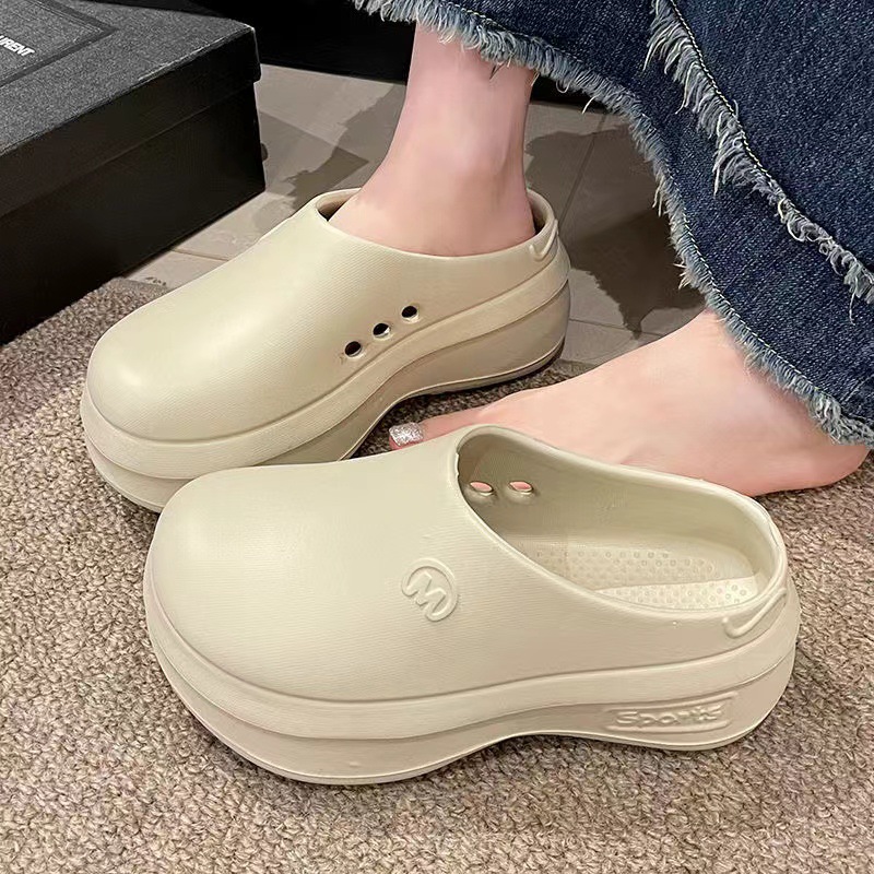 Increased chef shoes integrated slippers thick bottom baotou outer wear new lightweight non-slip hole shoes half slippers women wholesale