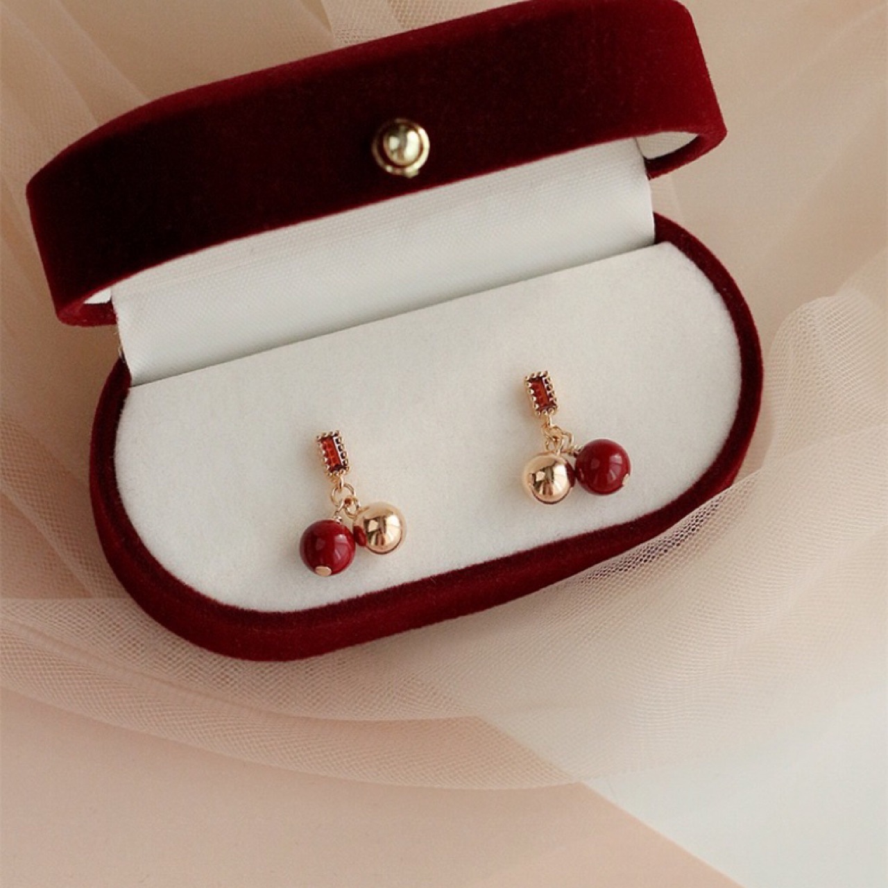 Серьги с красной бобой и серебряной иглой s925, праздничные, с красным цирконом и золотым шариком