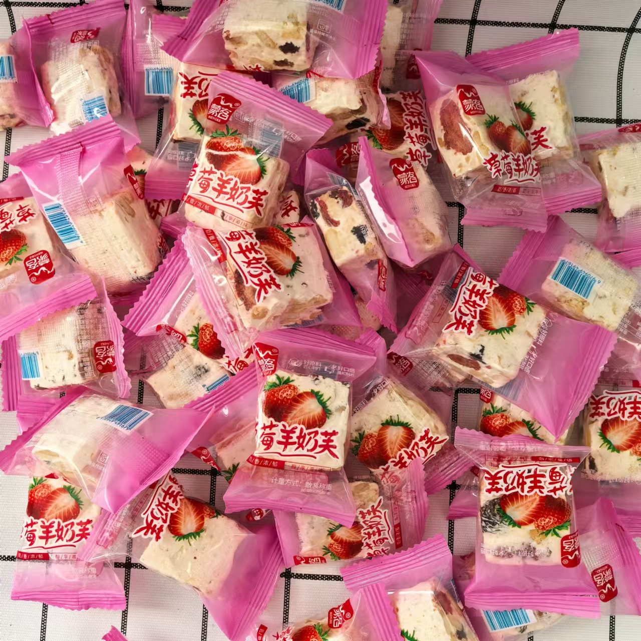Net red strawberry goat milk fu freeze-dried strawberry independent packaging snack nut specialty a generation of postage