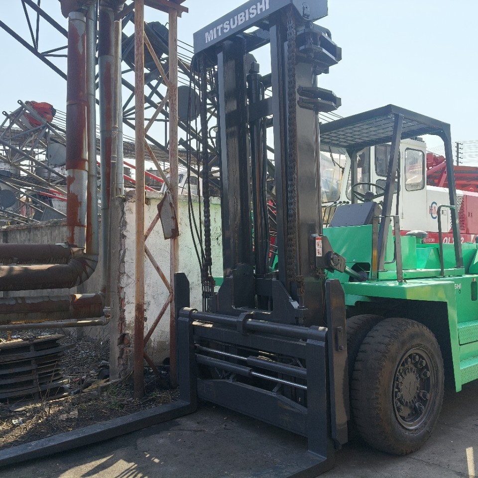 Поставка подержанного 12-тонного погрузчика Mitsubishi
