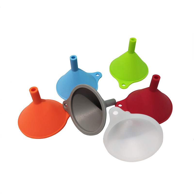 Factory in stock Split Tool Telescopic Mini Funnel Portable Folding Funnel Kitchen Food Grade Silicone Funnel