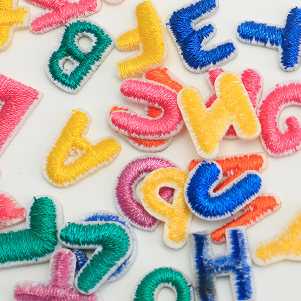 A-Z Embroidered Patches Cartoon English Numbers 0-9 Patches Clothing Accessories Badges Accessories Hot Melt Fabric Patches