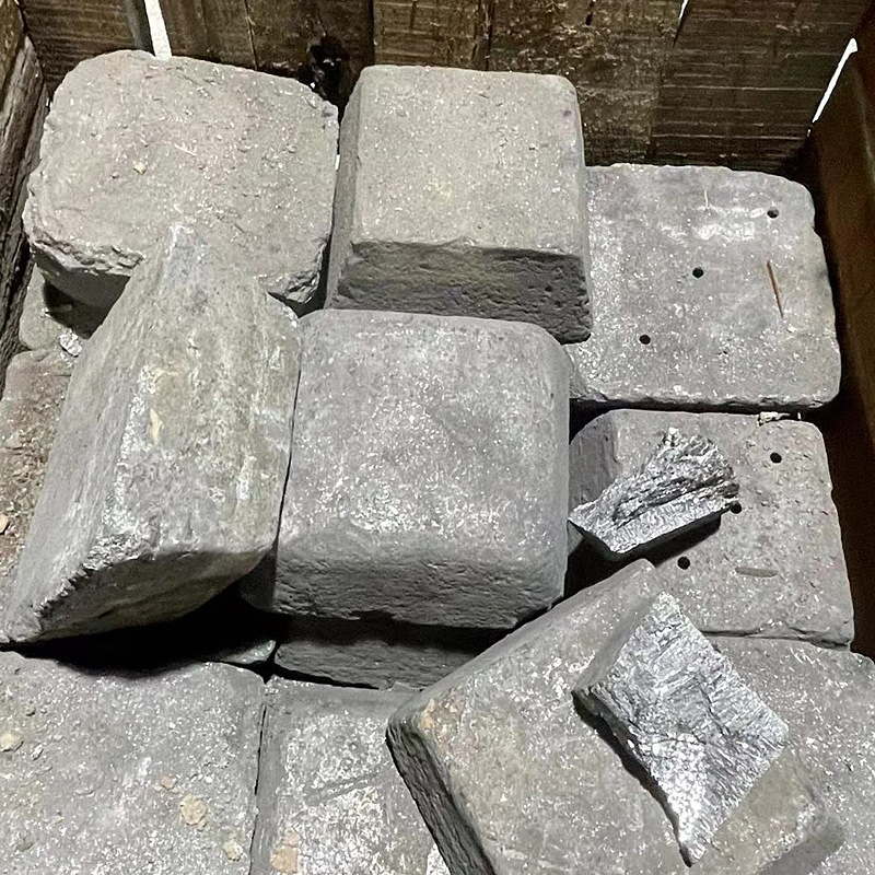 На заводе имеется большой запас металлического антимония с содержанием около 85%, антимоновые слитки и блоки, долгосрочные запасы