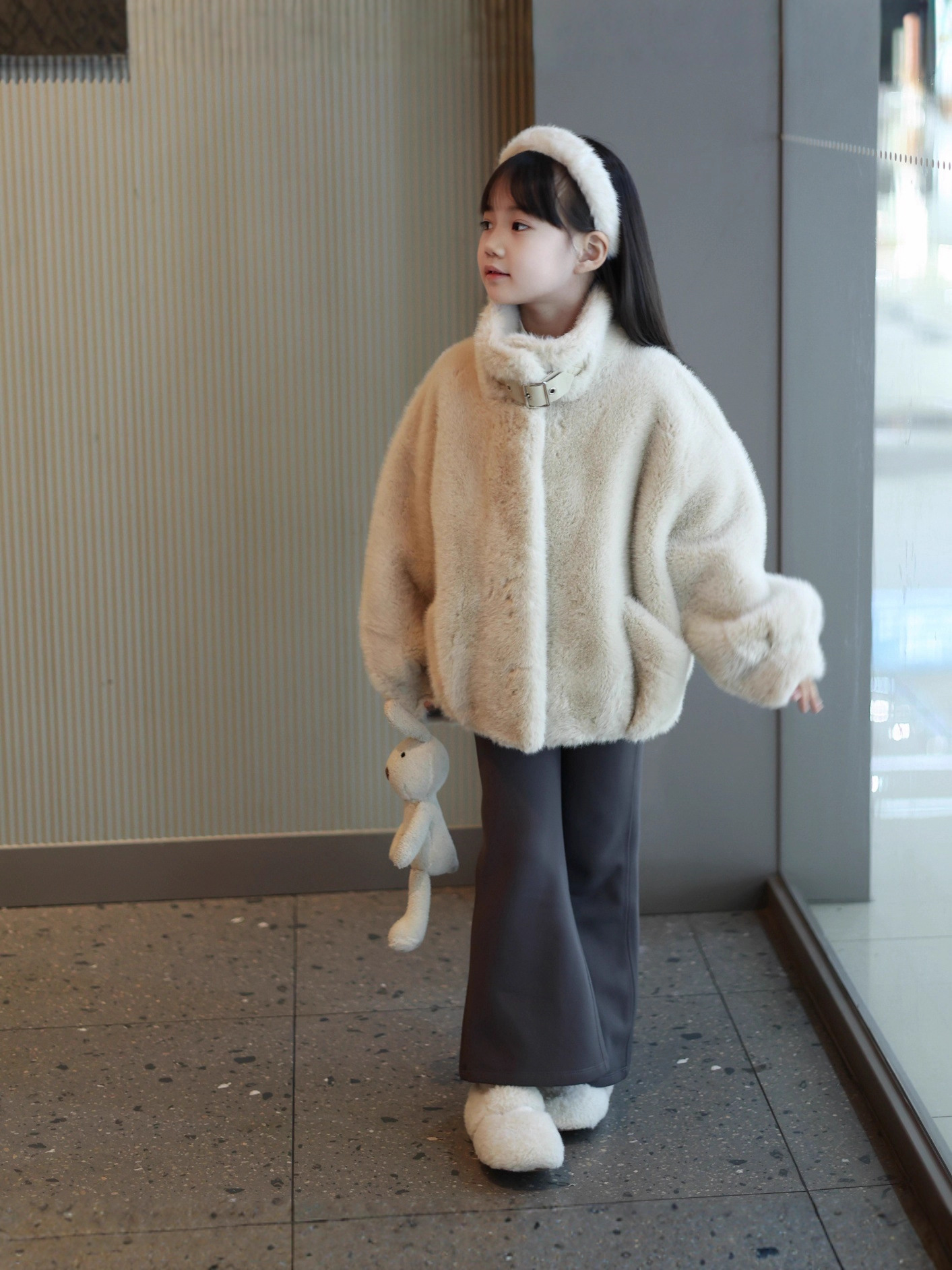 Girls' Fur One-Piece Fur Outwear 2025 New Autumn and Winter Medium and Large Children's Fur Outwear Short Velvet Top