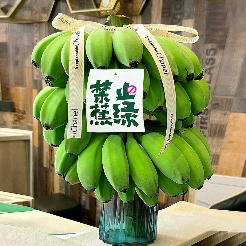 Целая гроздь зеленых офисных гидропонных бананов, снимающих тревогу, цветочная композиция, зеленая ценность, плантан, банан просо, мучнистый, клейкий, сладкий