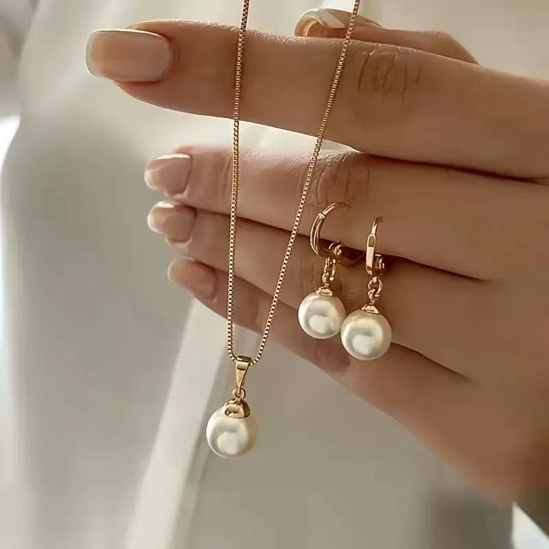 European and American Jewelry Sets, Fashionable Light Luxury Pearl Necklaces and Earrings, Two-Piece Sets, Niche Design, High-End Jewelry Wholesale