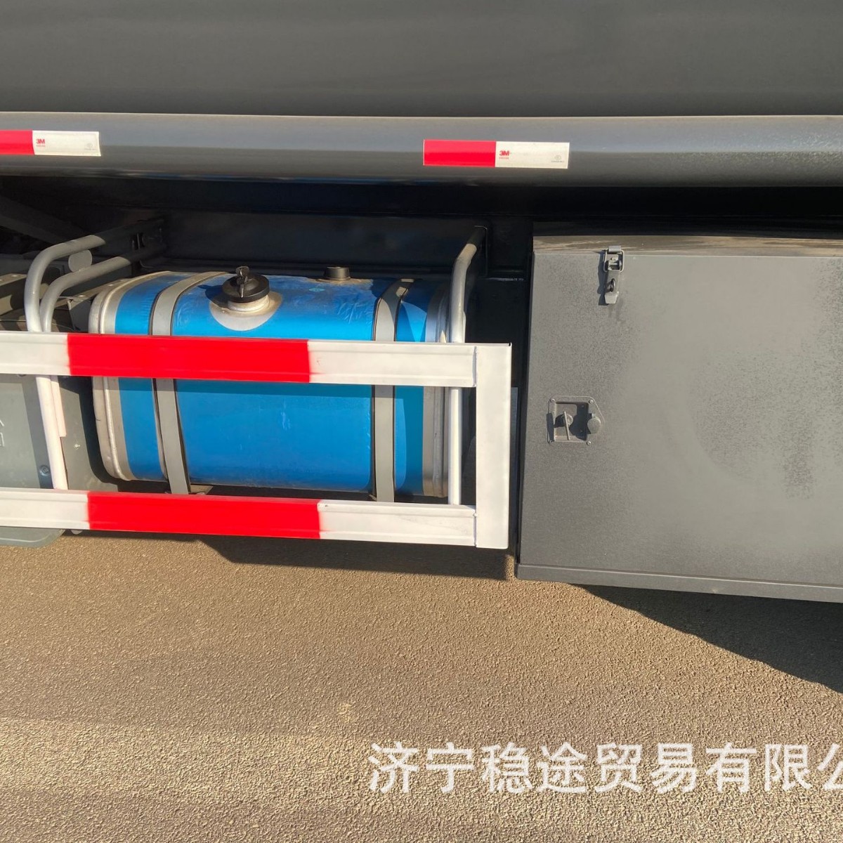 Howo Engineering Oil Tanker, Liquid Transportation Supply Vehicle, Foreign Trade Cross-Border Logistics Liquid Transportation Vehicle