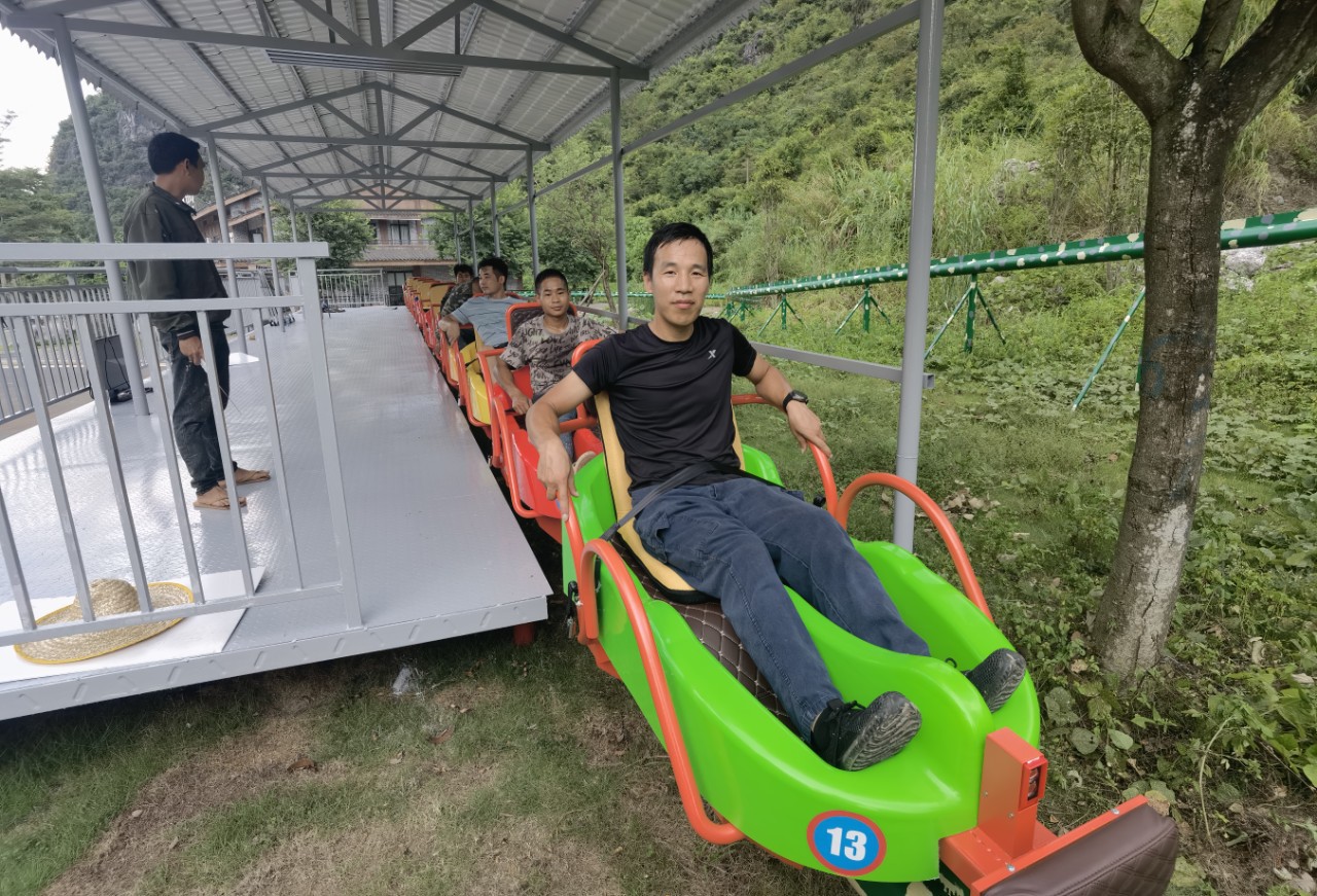 Playing with a Car on a Steel Pipe, Unpowered Pulley, Scan Code to Pay for Pulley, Monorail Pulley