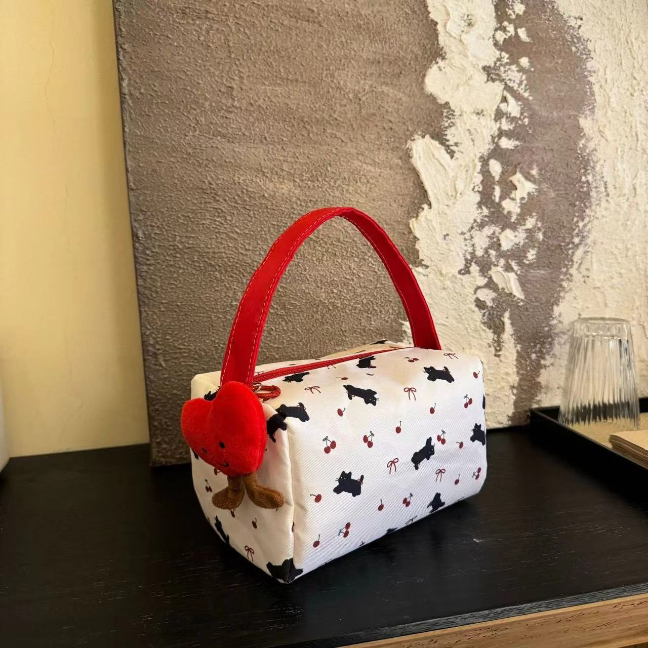 Sweet Casual Cosmetic Bag for Women Customized New Fashion Popular Fresh Toiletry Bag Simple Large Capacity Handbag