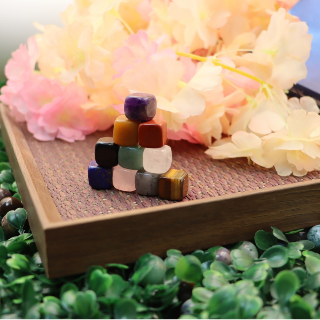 Natural Crystal Seven Color Stone Square Stone Polished Crystal Agate Sugar Small Ornaments Stone Spar