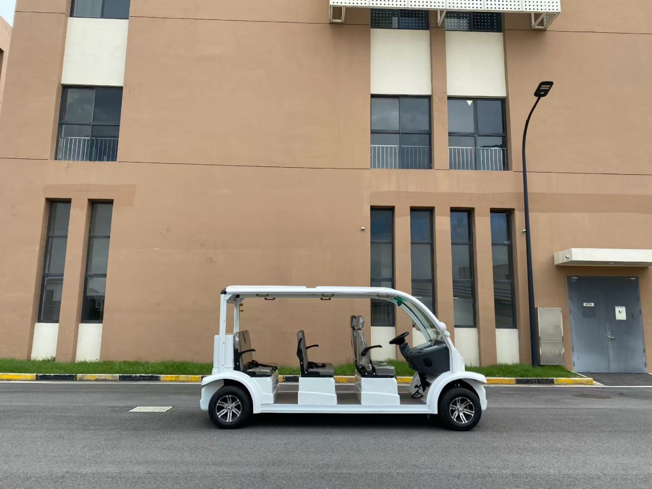 Electric Sightseeing Vehicle for Real Estate Hotels - Electric Vehicle for Customer Reception in Tourist Attractions - 8-Seat Sightseeing Vehicle for Hotel Front Desk