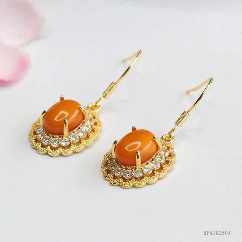 As soon as Yu natural chicken oil yellow old beeswax earrings amber claw set ear hook palace wind wholesale generation HP4102504