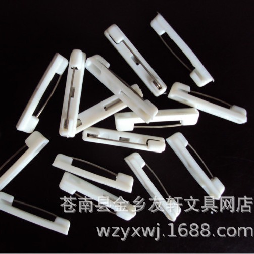 Двухцветная акриловая гравированная значок бренда с пластиковыми иглами, большое количество в наличии