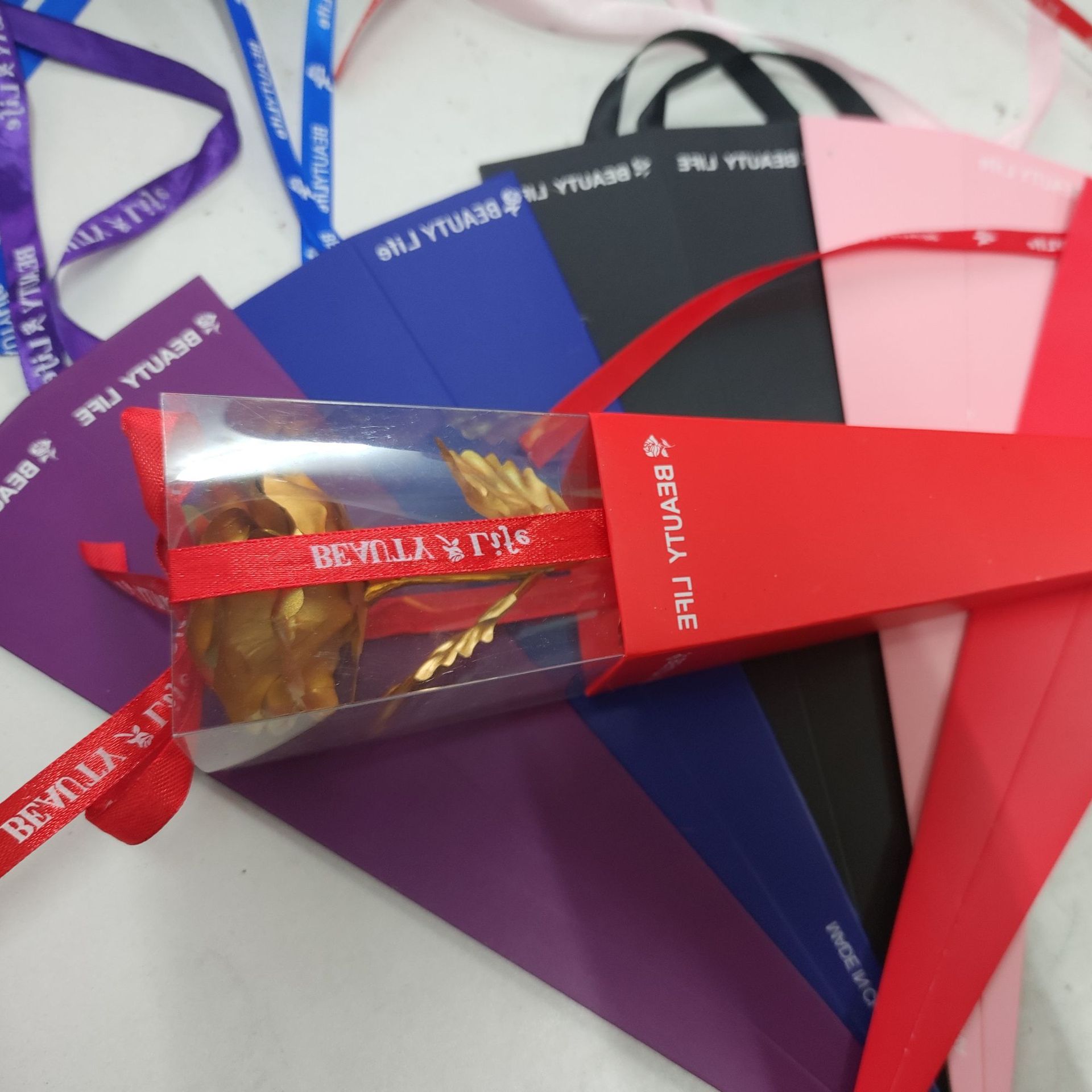 Gold foil rose simple pointed bucket triangle box torch box packaging gold rose Teacher's Day Valentine's Day activity gift