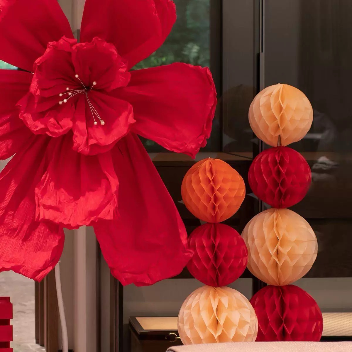 Декор свадебной комнаты, большие бумажные цветы-воздушные змеи, фон для фото в халате, плиссированное цветочное искусство, свадебные украшения, бумажные цветы