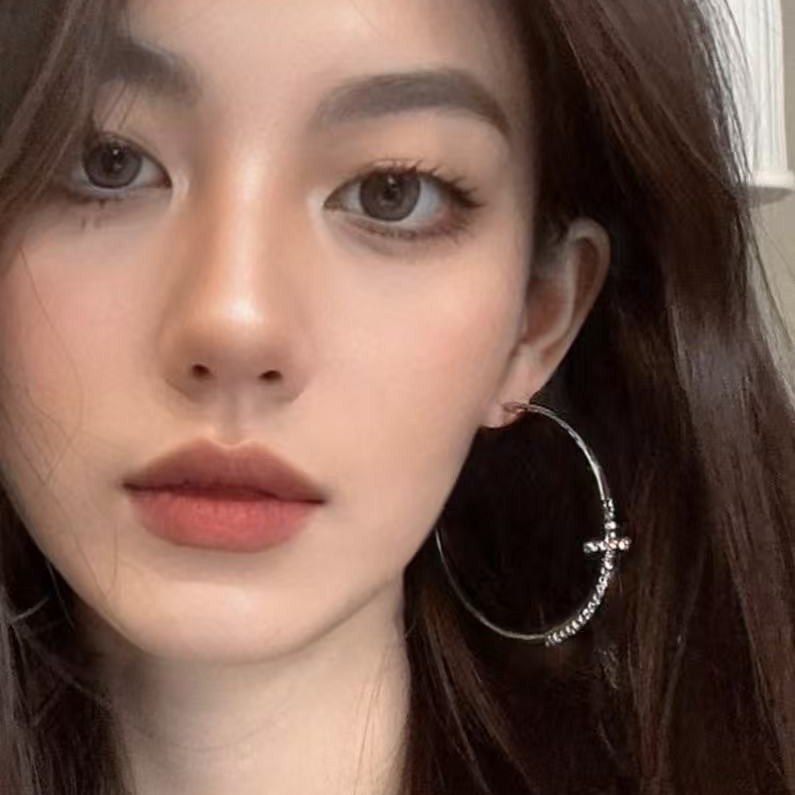 Персонализированные простые гладкие кольцевые серьги, легкая роскошь, высококачественный дизайн, нишевые серьги-кресты