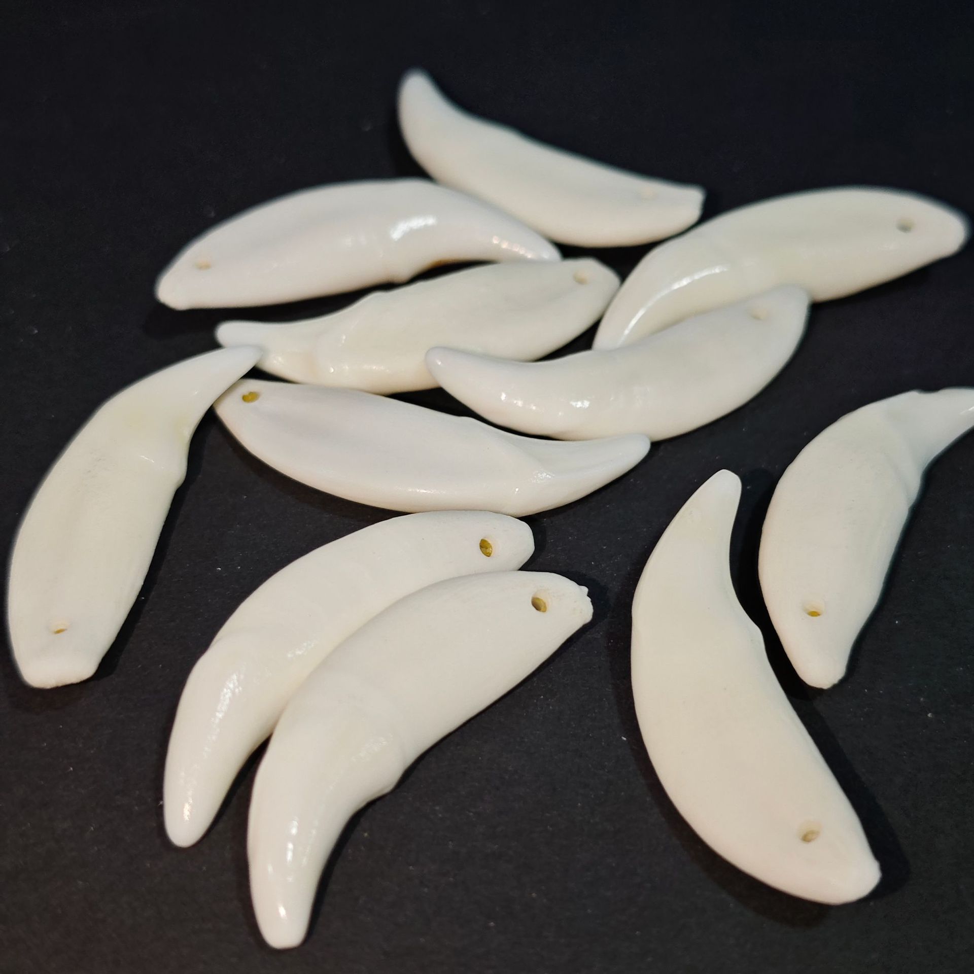 3 см маленькой настоящей собачьей зуб, детское ожерелье, браслет, мужская и женская пара, подвеска, зуб собаки с одним и двумя отверстиями