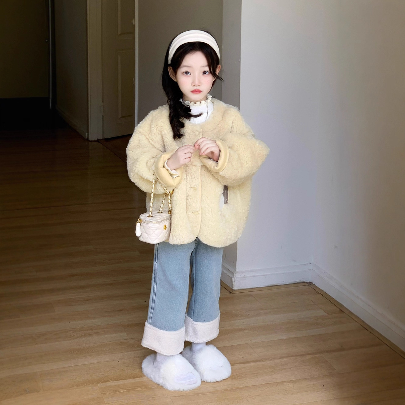 2025 новый зимний стиль девичий меховой комбинезон + водолазка + джинсы с подкладкой из завитого меха
