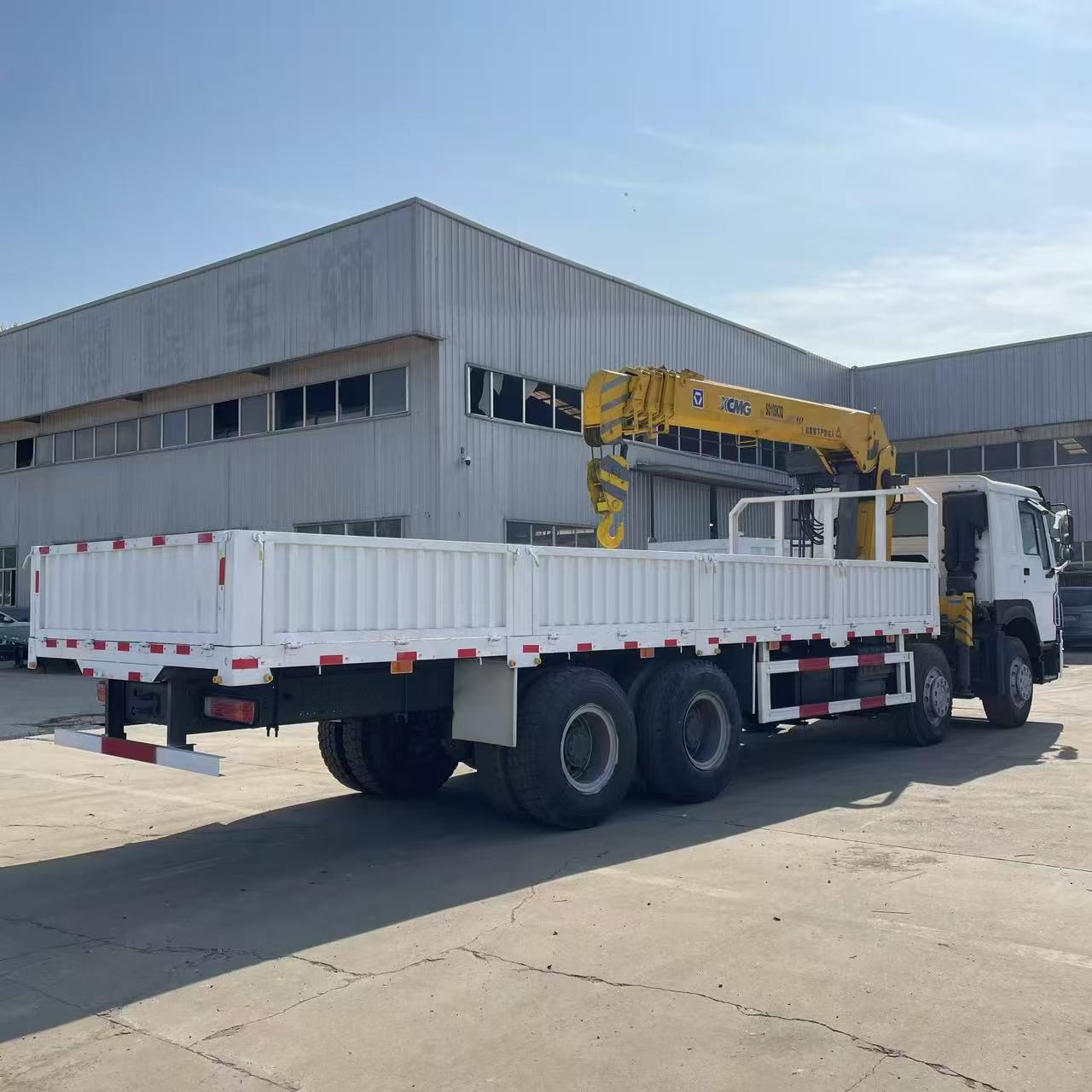 New Howo Truck with Crane for Export, Front Four-Wheel Drive, Rear Eight-Wheel Drive, Howo 371 High Horsepower 8X4 12-Ton Crane Arm
