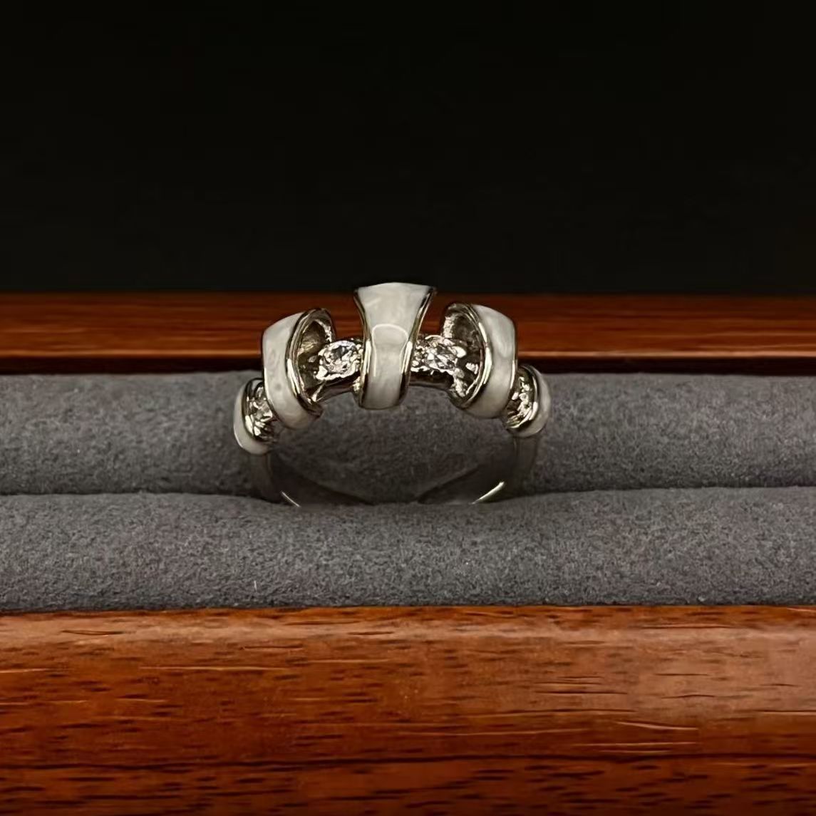 Винтажное Легкое Роскошное Высокое Качество Изогнутое Открытое Кольцо с Уникальным Нишевым Дизайном, Простое Классическое Минималистичное Геометрическое Кольцо