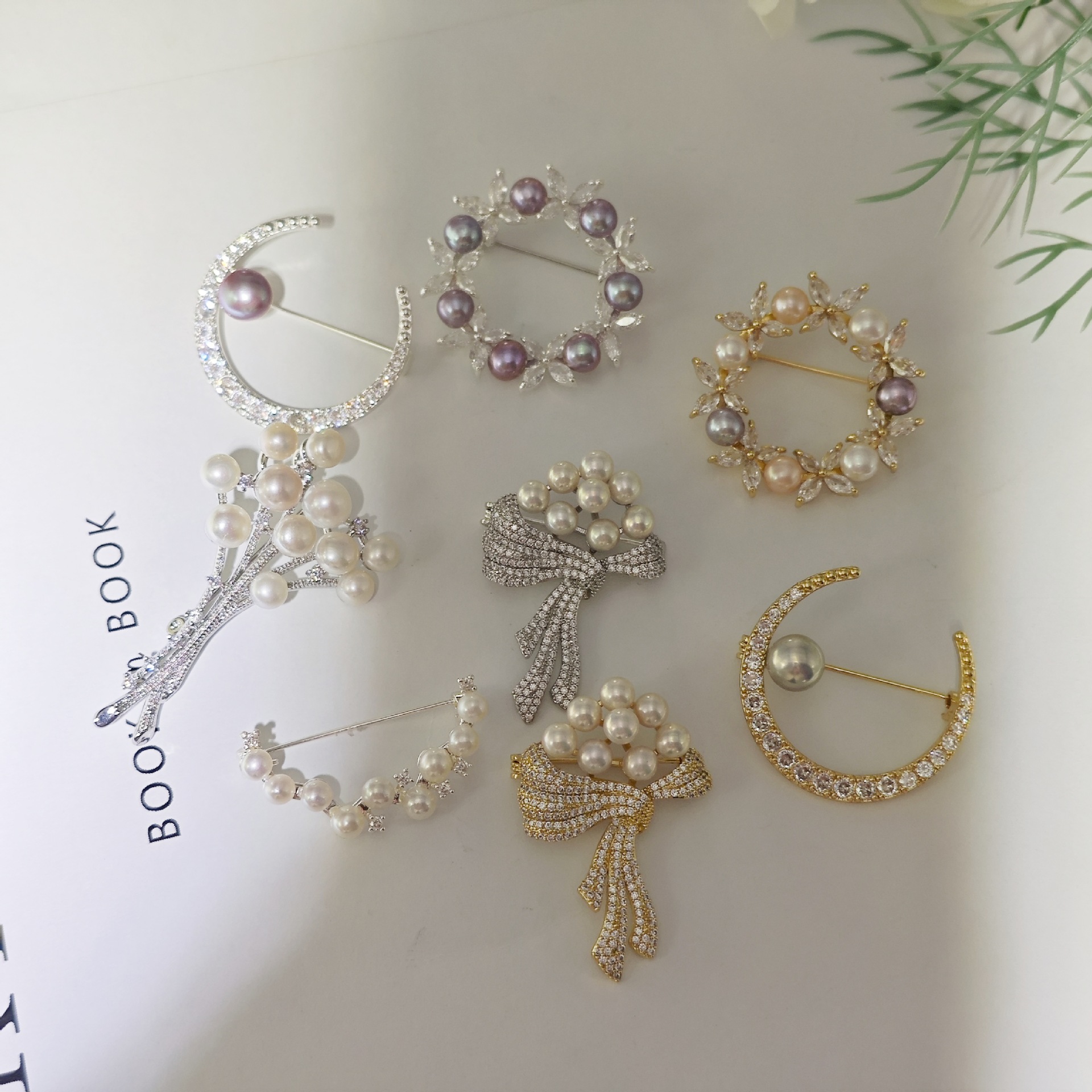 Natural Freshwater Pearl Flower Brooch Women's Retro Elegant Fritillaria Butterfly Corsage Commuter Fashion All-match Clothing and Decoration Batch
