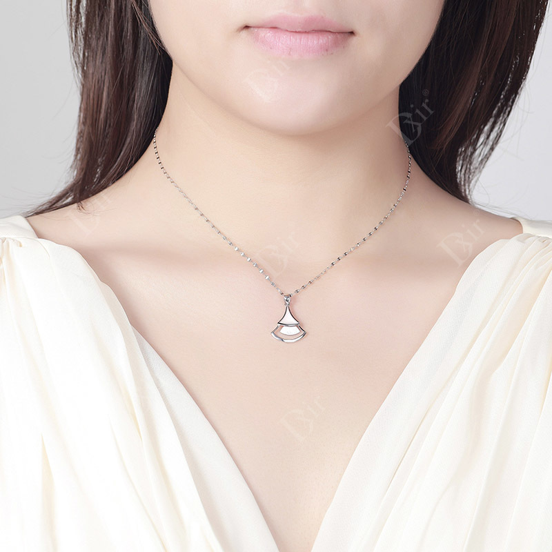 Pt950 White Golden Skirt Pendant for Women, Accessible Luxury, Fashionable and Sweet White Golden Elegant Clavicle Chain for Girlfriend on Valentine's Day