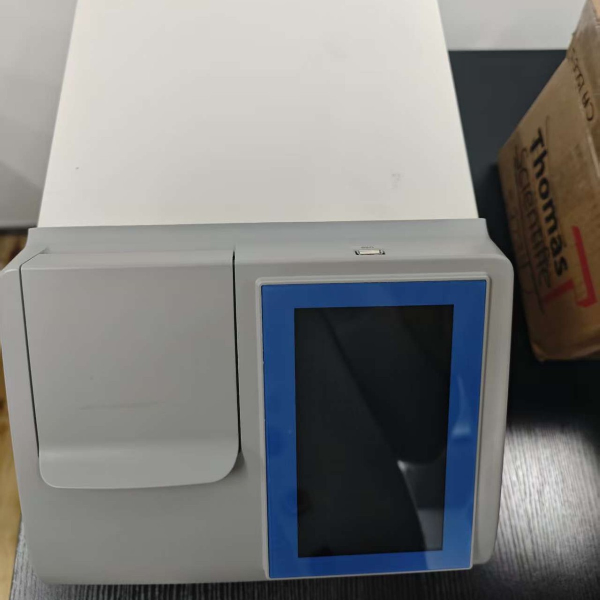 Используемый анализатор микропланшетов с высокой точностью Thermo Fisher Multiskan Sky для анализа поглощения по всему спектру