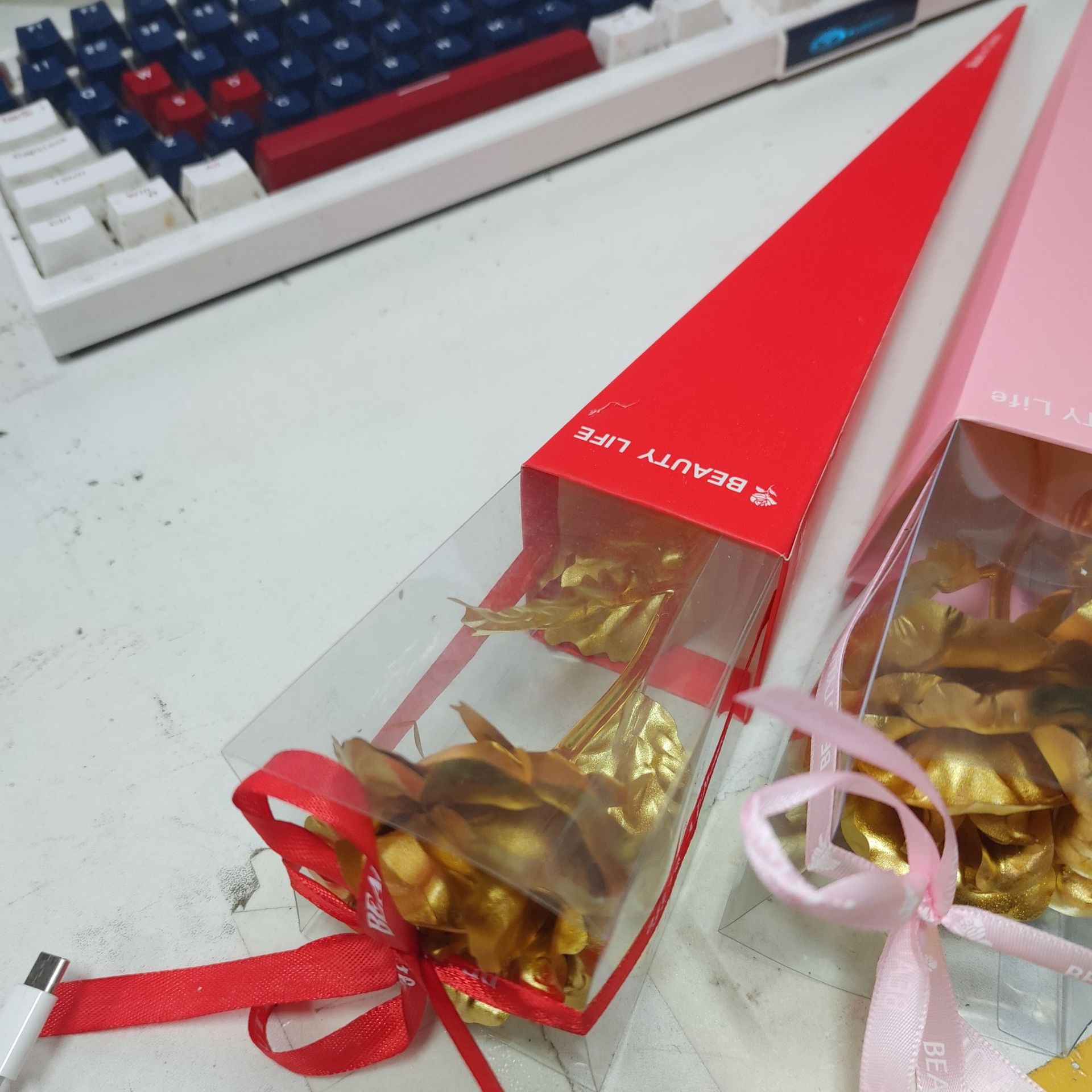 Gold foil rose simple pointed bucket triangle box torch box packaging gold rose Teacher's Day Valentine's Day activity gift