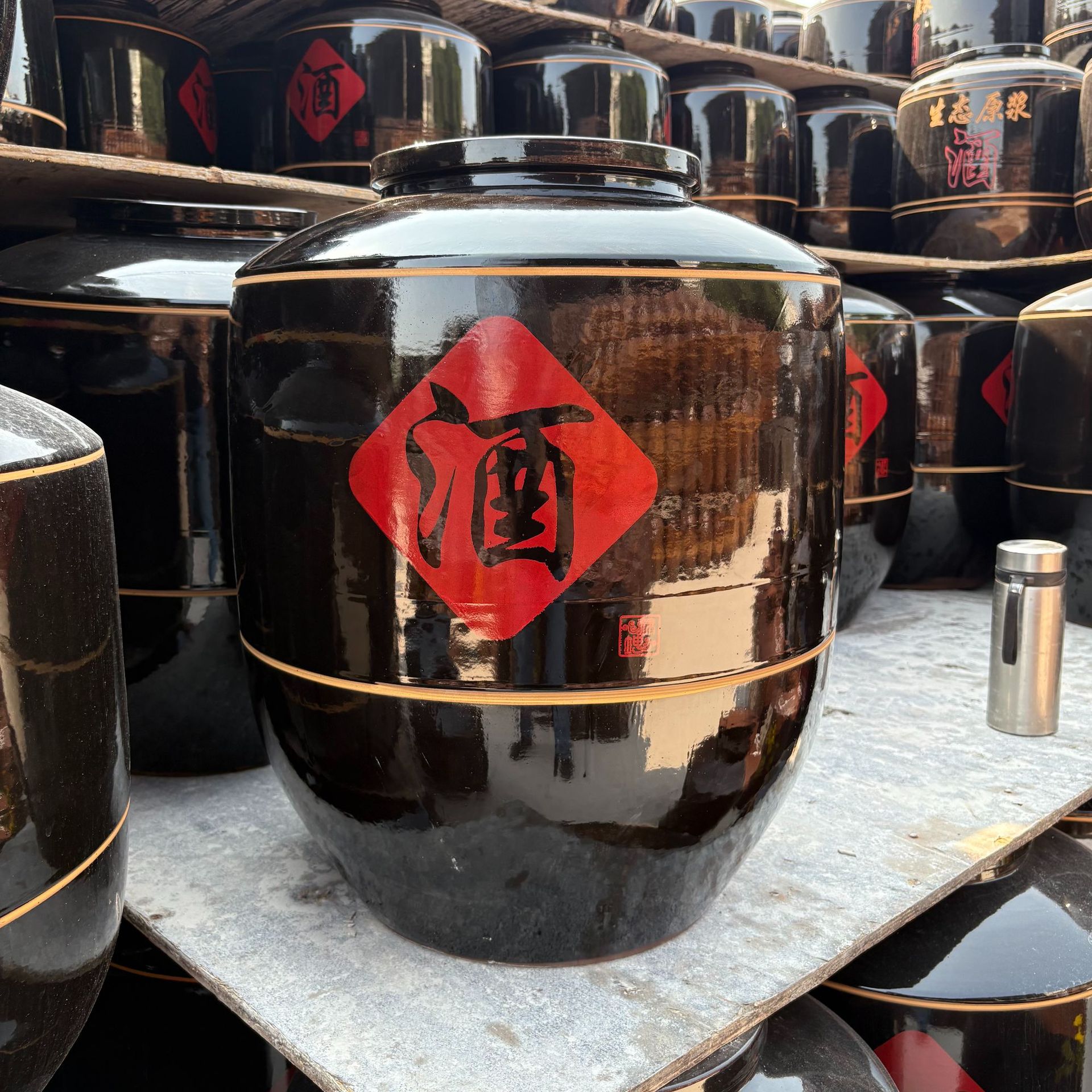Black Glazed Wine Jar with Engraved Ceramic Wine Vat, 50kg, 100kg, 200kg 150kg