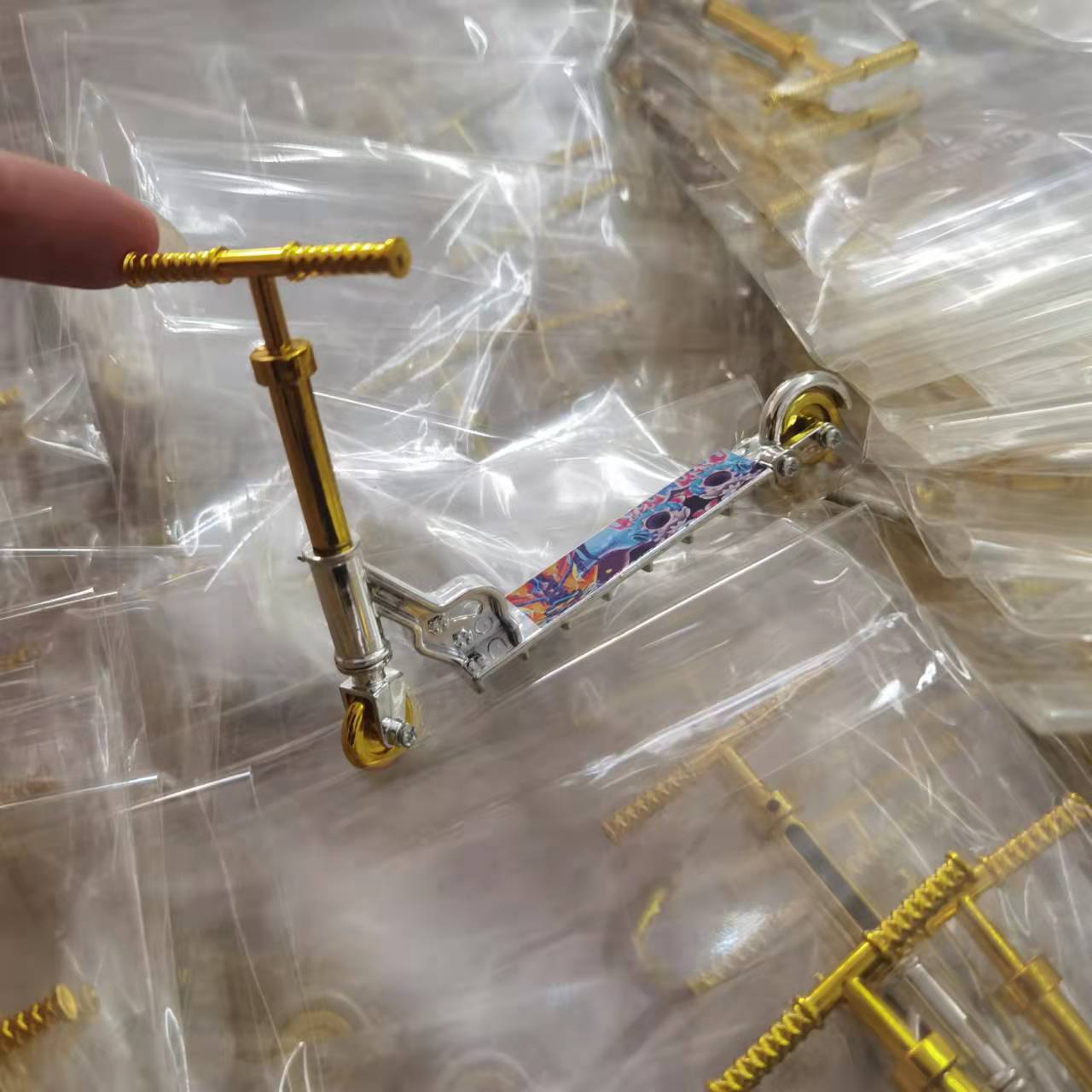 Cross-Border Hot Selling Artificial Mini Finger Scooter Model Kidsren's Toy Car Scooter Team Finger Skateboard