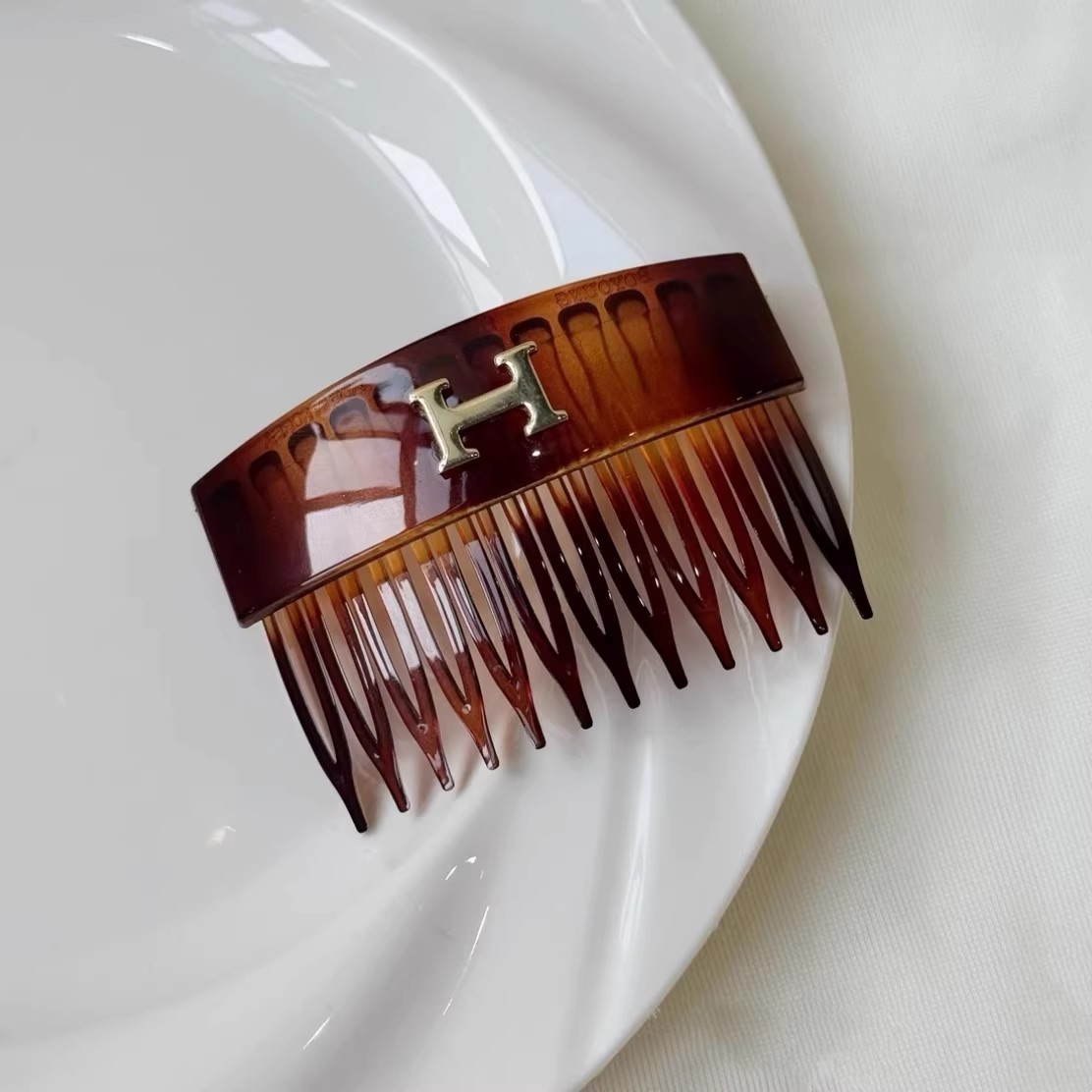 Korean Fashion Letter H Inverted Comb for Women 2025 New Style Forehead Bangs and Broken Hair on the Back of the Head Finishing Hair Comb Headwear