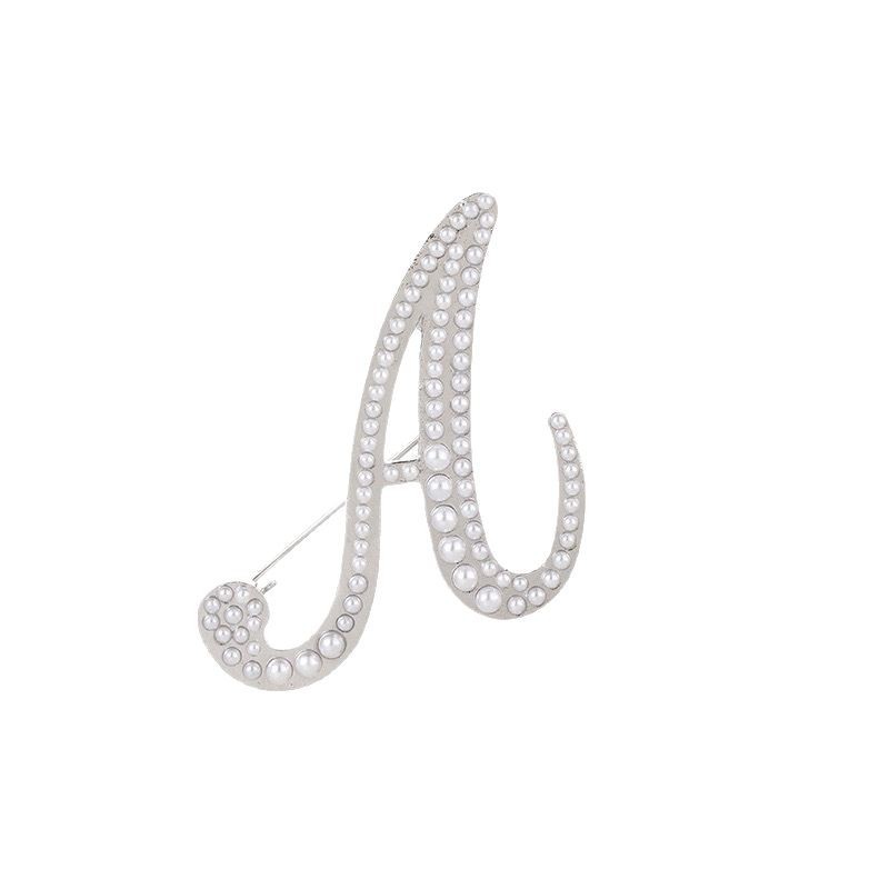 Cross-border hot fashion 26 English letters brooch pearl pin high-grade jewelry Joker clothing accessories wholesale