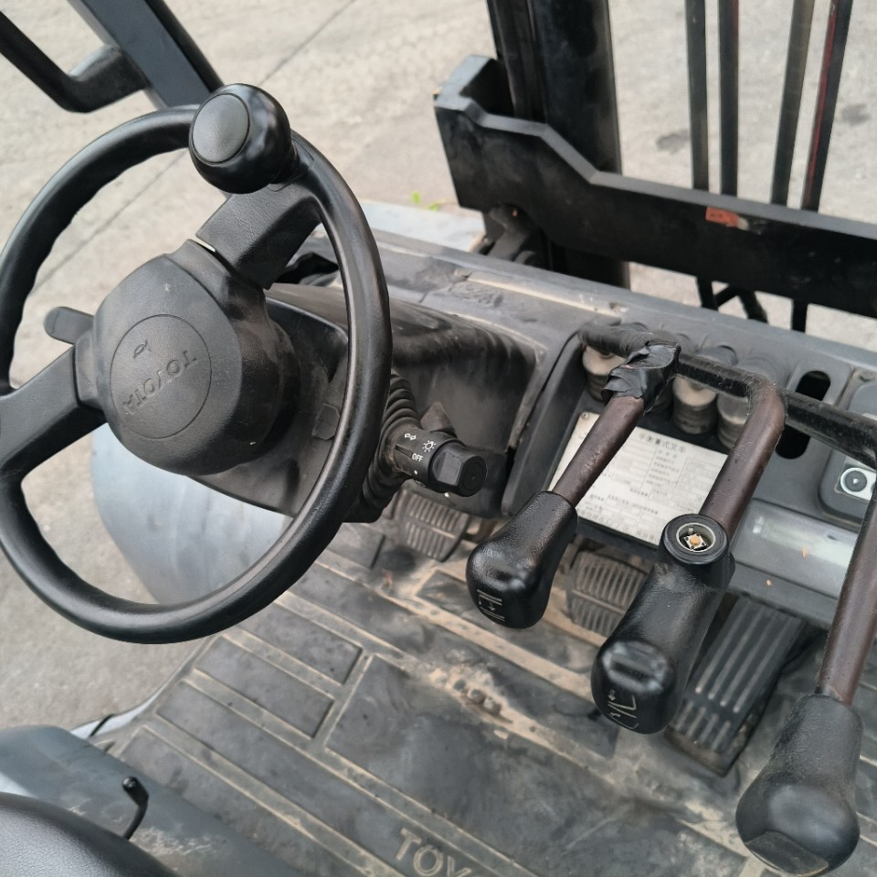 Supply Used Toyota 8 Ton Forklift Japanese Diesel Forklift Used Komatsu Heli Tcm Mitsubishi Forklift