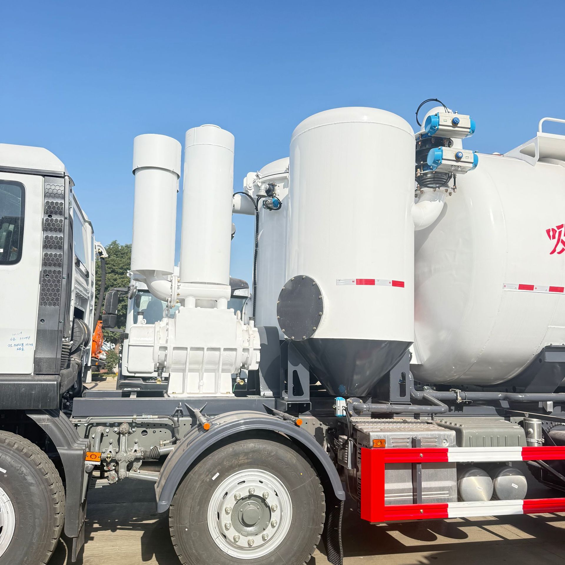 Heavy-Duty Suction and Pressure Delivery Truck, Heavy-Duty Suction and Pressure Delivery Truck, Heavy-Duty Suction and Pressure Delivery Tank Truck, Suitable for Power Plants, Steel Plants and Coal Yards
