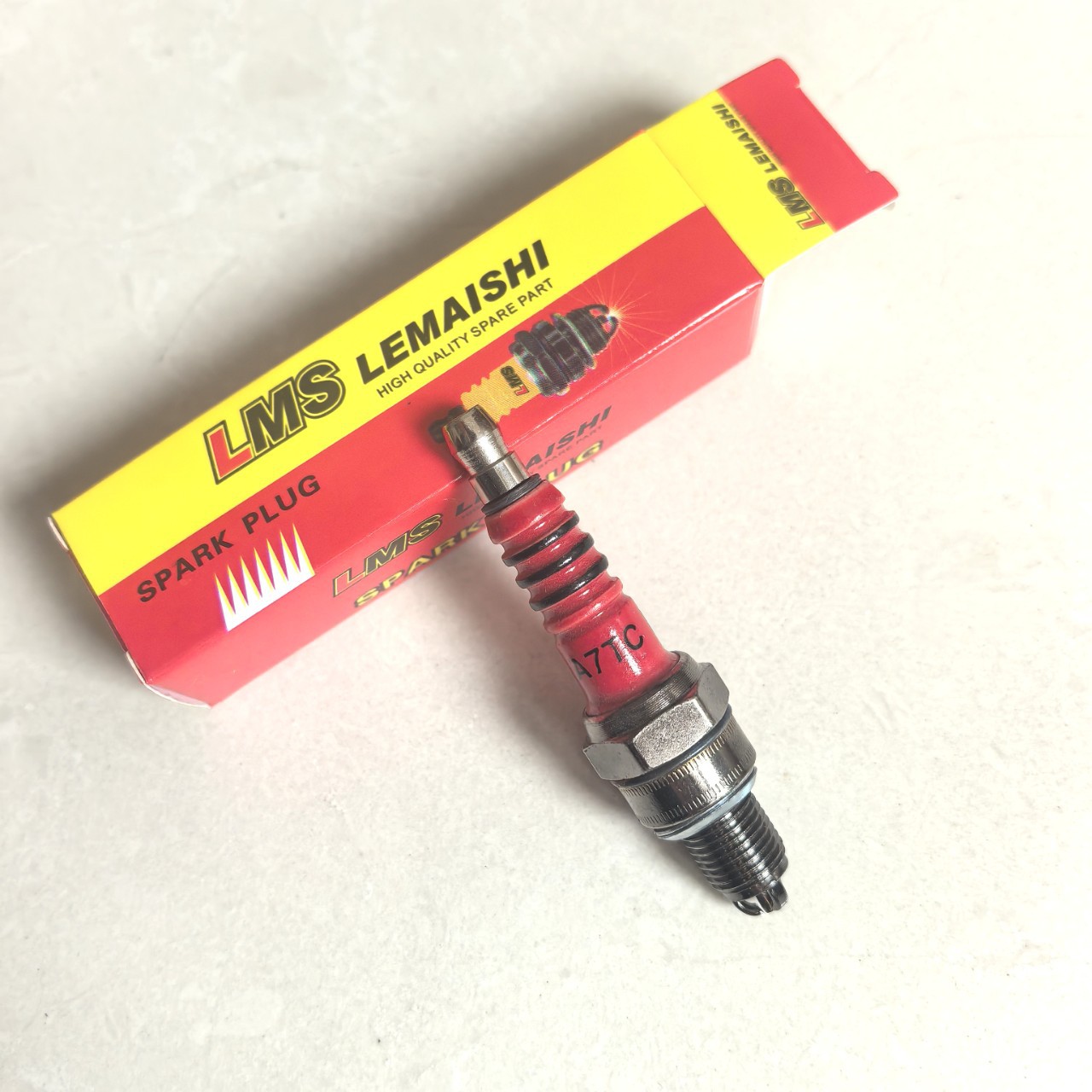 Red Porcelain Three-Pole Spark Plug D8Tc125 Motorcycle Spark Plug Three-Claw A7Tc Scooter Upgraded Version Spark Plug