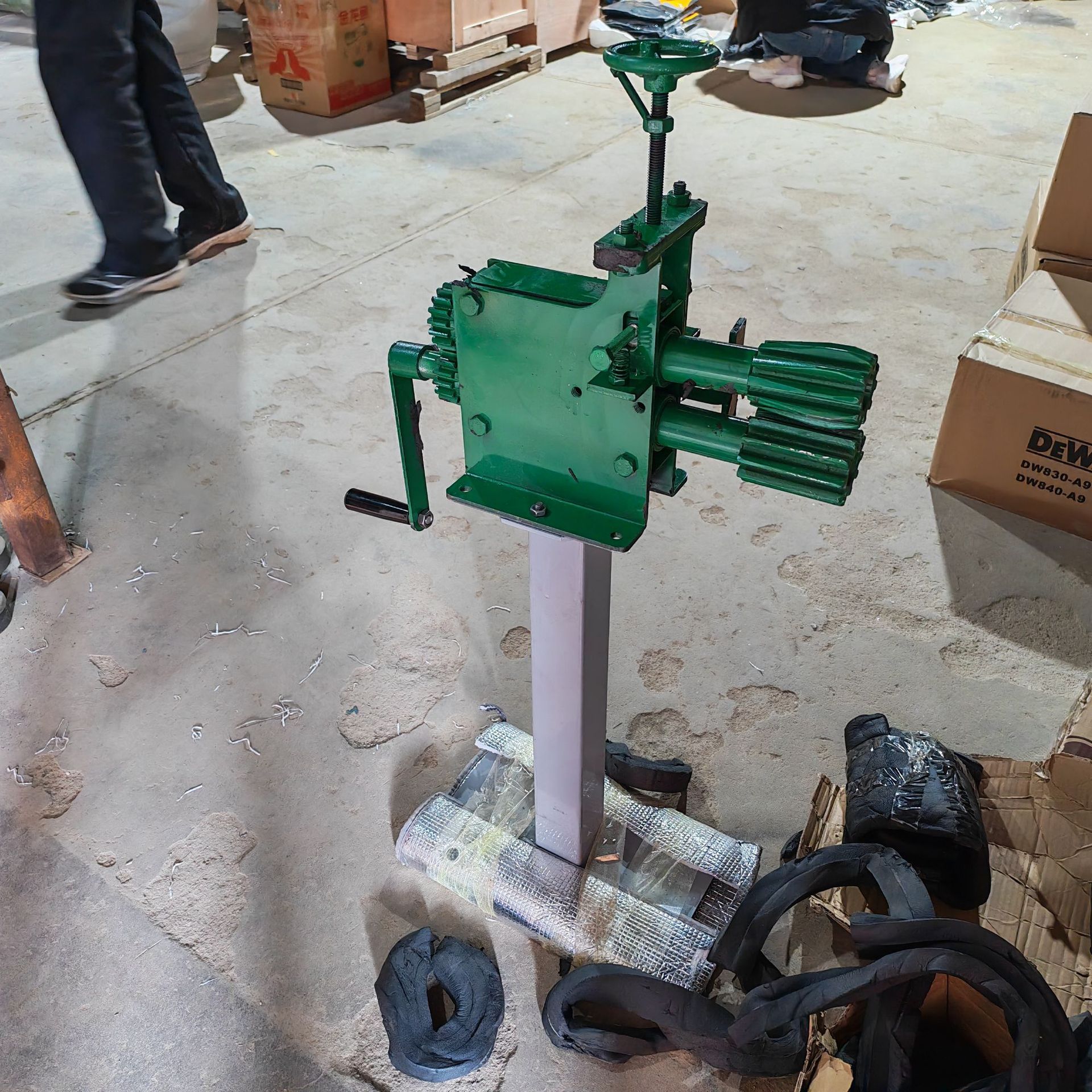 Машина для прокатки краев клапанов, машина для тиснения железных листов