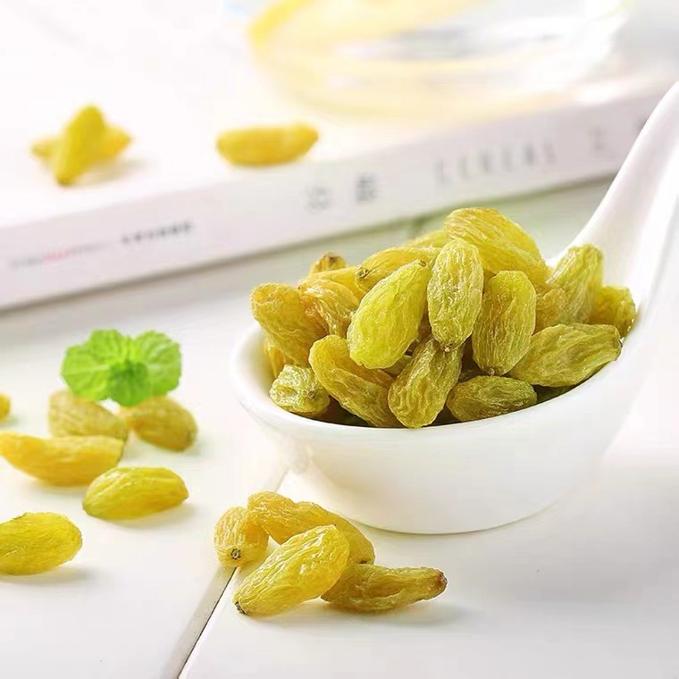 Grass-flavored seedless green raisins 100g box gauge 90 packs of office snacks dried preserved fruit candied Xinjiang raisins