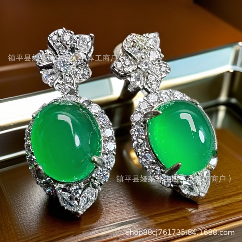 Серьги из натурального высоколедяного зеленого халцедона, серебряное покрытие, инкрустированные маленькими серьгами в стиле красной книги