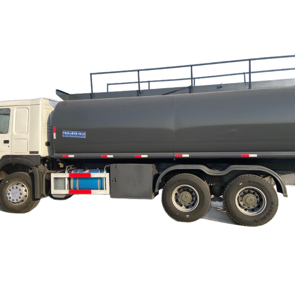 Howo Engineering Oil Tanker, Liquid Transportation Supply Vehicle, Foreign Trade Cross-Border Logistics Liquid Transportation Vehicle