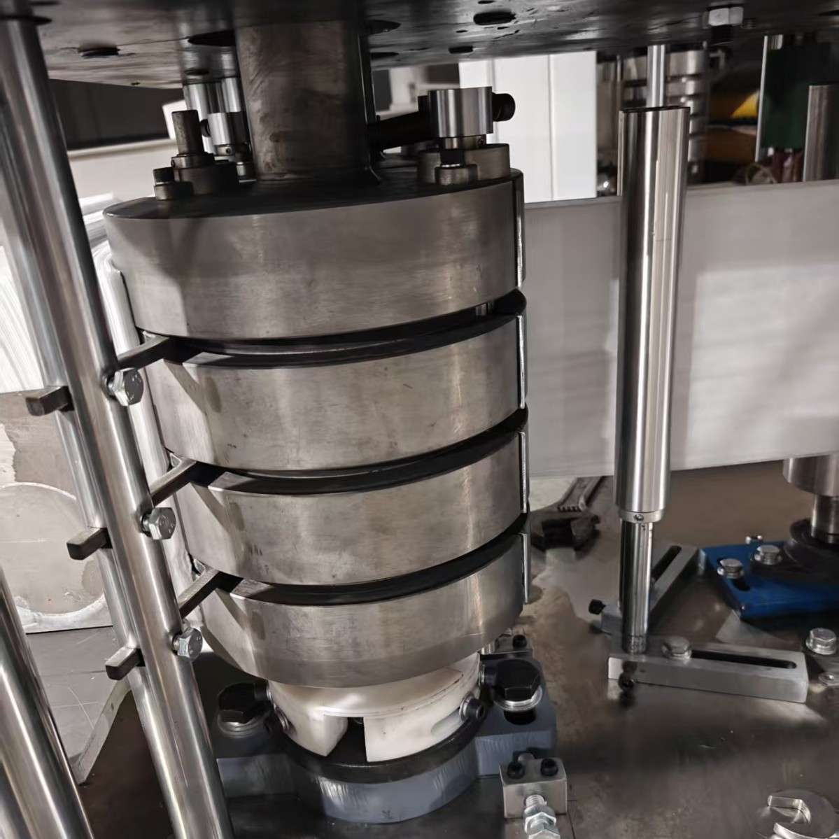 Supply of Disposable Non-Woven Bed Sheet Folding Machine, Point-Break Beauty Salon Special Massage Bed Sheet Machine Customization