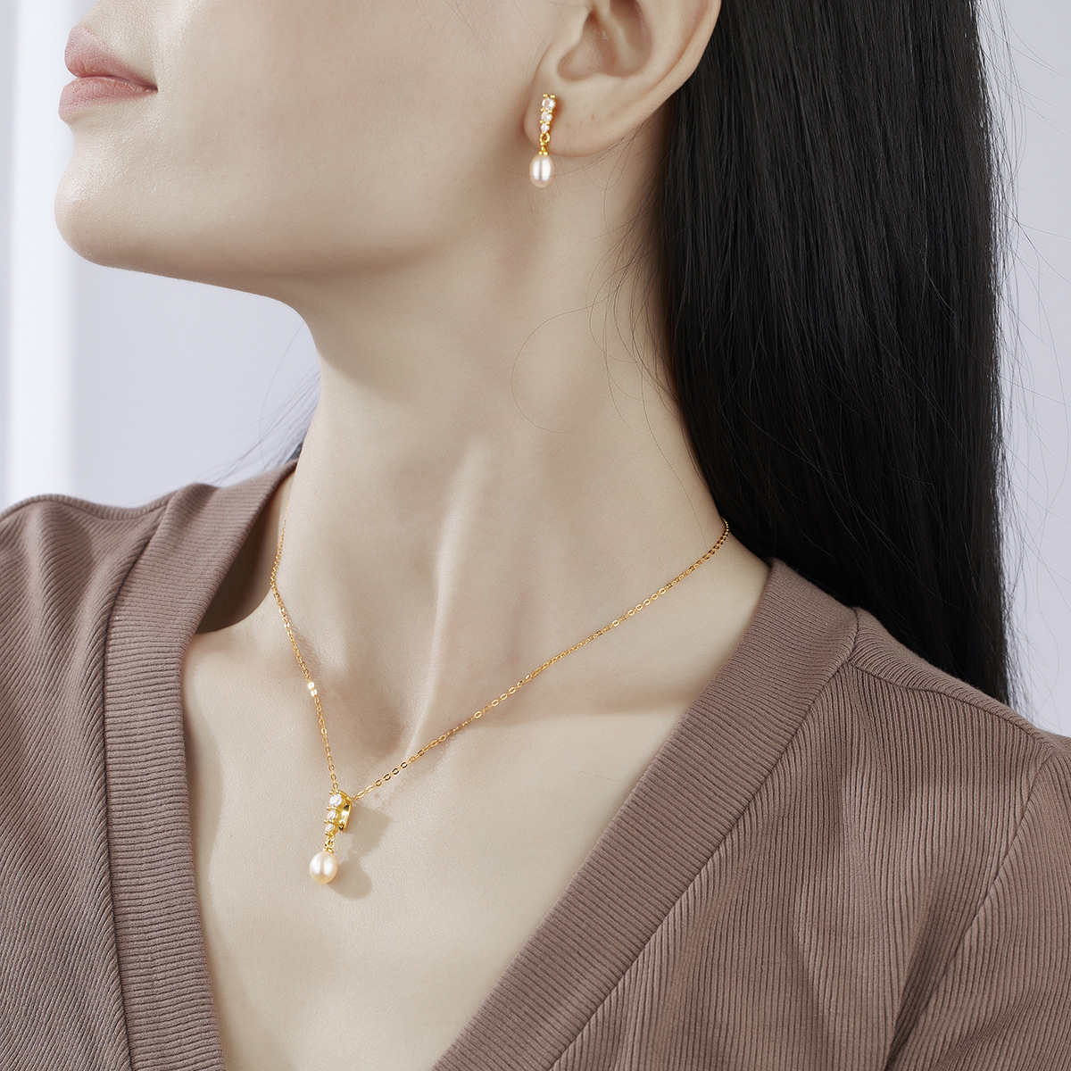 Autumn and Winter Pearl Sparkling Diamond Earrings for Women, French Design, Accessible Luxury Short Earrings, Niche Fashion Earrings Source Factory