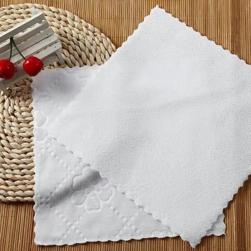 оптовое микрофибровое белое квадратное рельефное маленькое квадратное полотенце с одноразовой салфеткой гостиничное маленькое белое полотенце