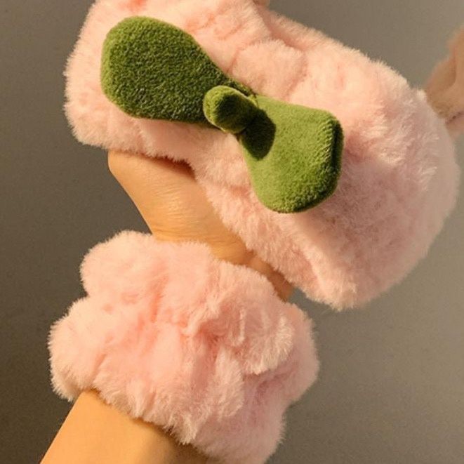 Cute Pink Peach Plush Face Wash Headband for Women, Special Hairband for Small Grass Mask, Non-Slip Headband Hair Accessory