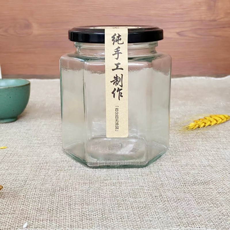 Оптовая стеклянная бутылка для меда с шестигранной крышкой, банка для маринованных огурцов, соуса из говядины и чили с крышкой