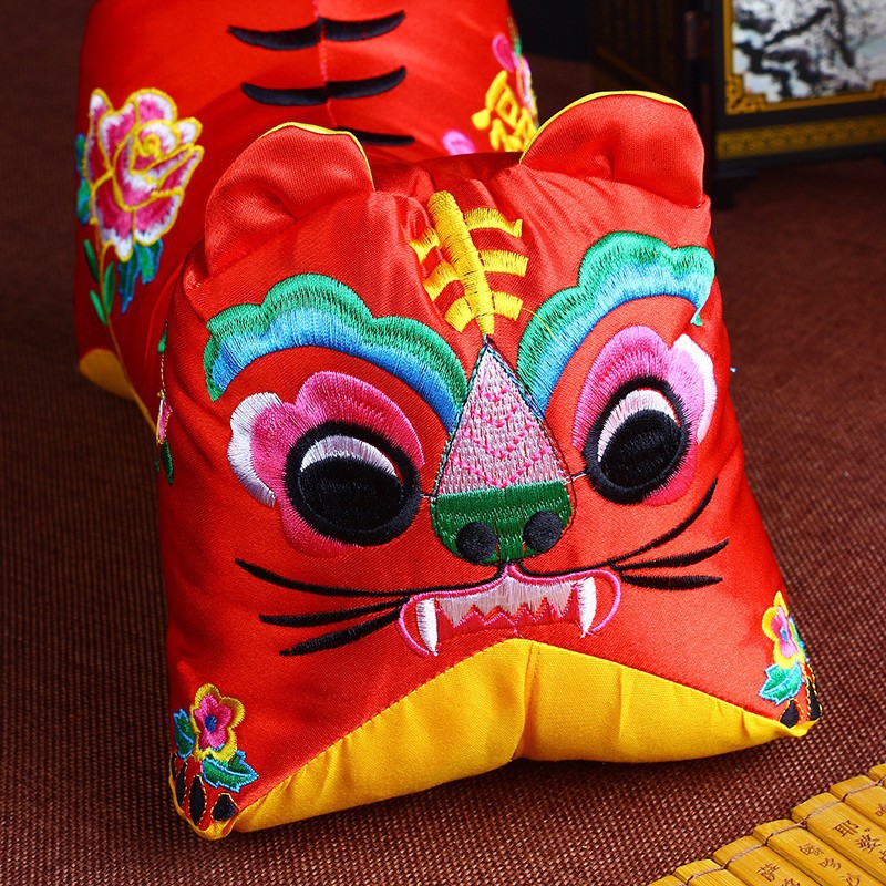 Source Manufacturer Shanxi Embroider Double-Ended Cloth Tiger Toy Satin Doll Pillow Baby Photo Props with Zipper
