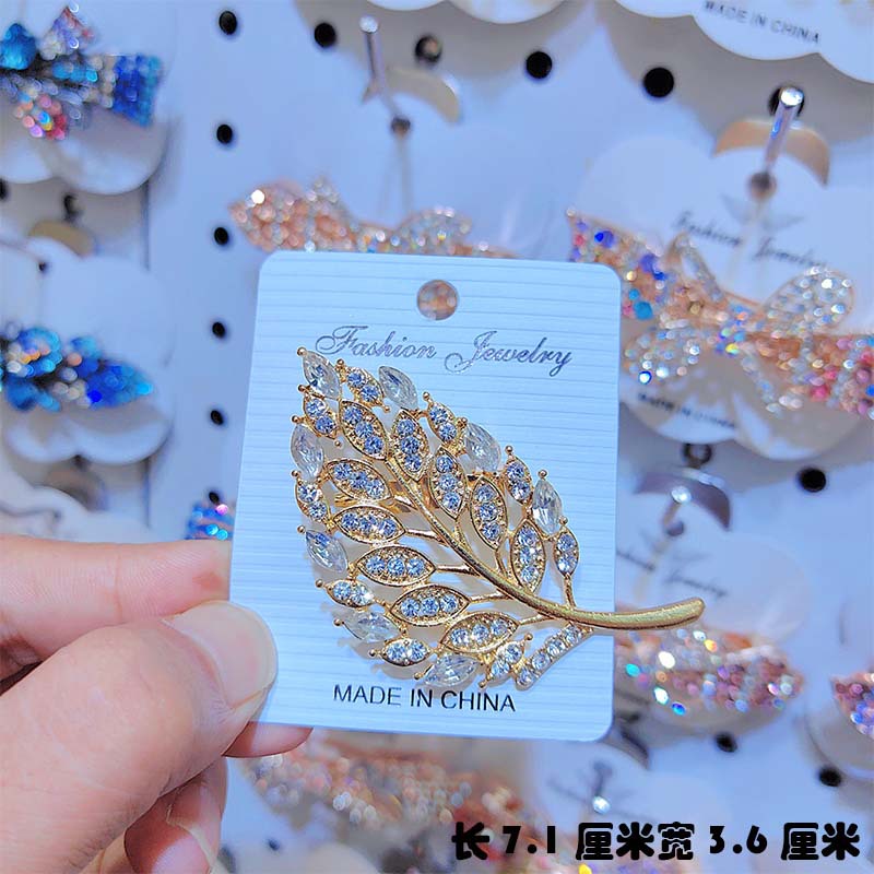 Anti-exposure brooch high-grade temperament corsage alloy diamond accessories V-neck sweet all-match pin jewelry wholesale